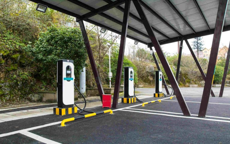 5 Smart Features to Look for in Commercial EV Chargers